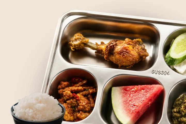 Nasi dan lauk dalam tray stainless untuk kebutuhan makan siang kerja.