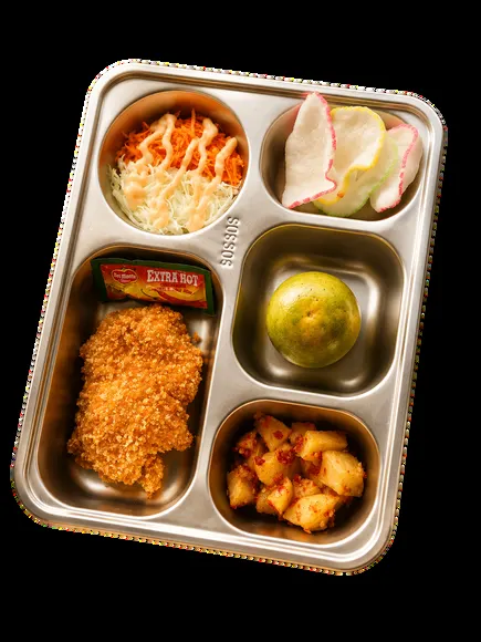 Satu tray stainless berisi lauk berbalut tepung, tumis kentang, salad kol, kerupuk, dan buah jeruk.